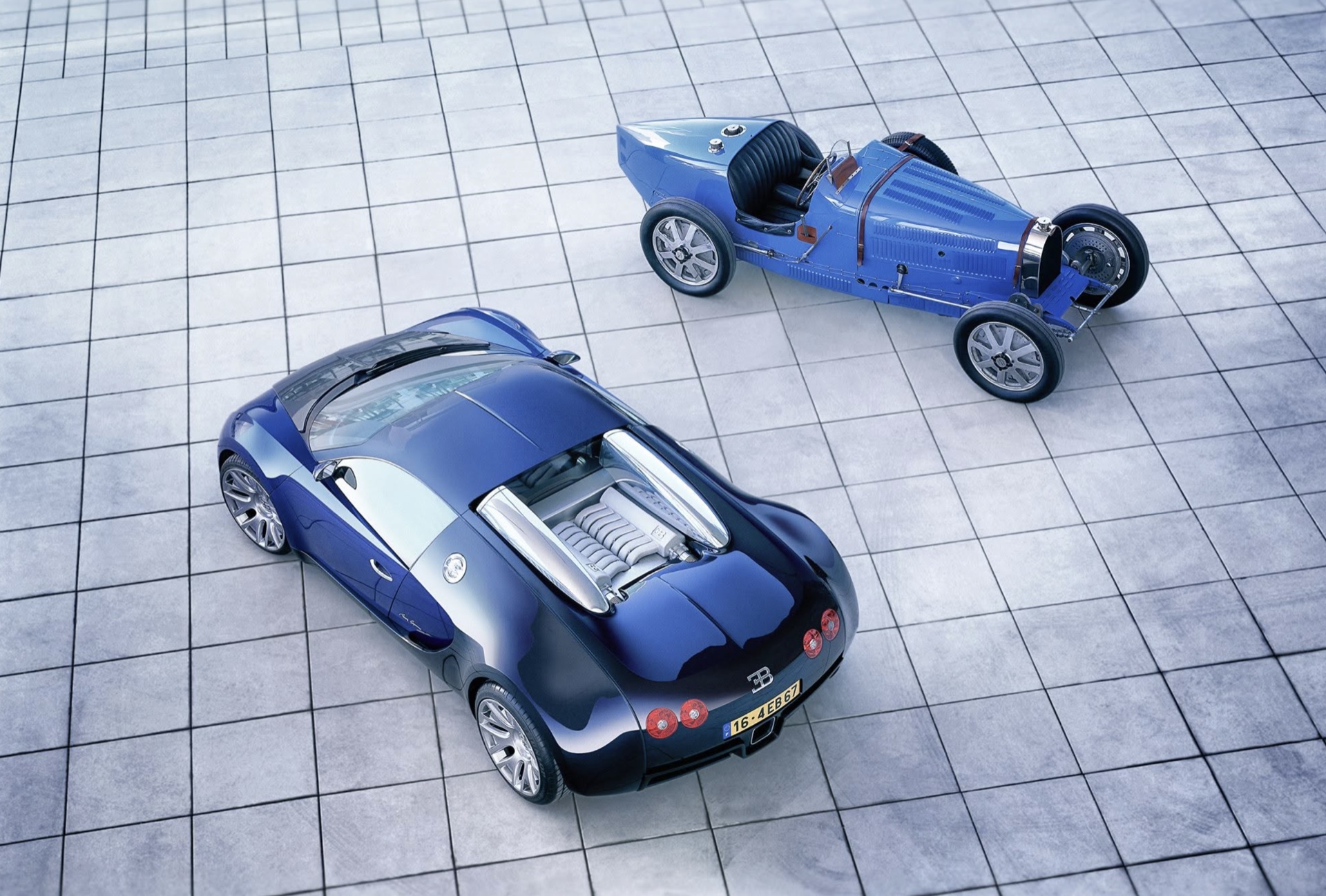 Zwei blaue Bugatti aus unterschiedlichen Epochen, von oben fotografiert